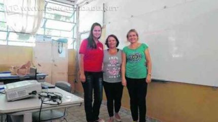 As professoras Kátia Duarte e Silvia Ana Rossini recepcionaram a jornalista do Grupo JC, Vivian Guilherme