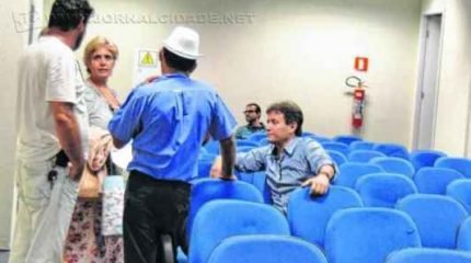Diretores do sindicato dos servidores municipais durante conversa com a vereadora Maria do Carmo Guilherme (PMDB)