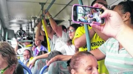 Passageiros lotam ônibus intermunicipal da linha Rio Claro-Piracicaba. Foto tirada por leitor na manhã dessa segunda-feira