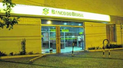 Agência do Banco do Brasil na Avenida Visconde foi roubada em R$ 220 mil. Trio entrou no banco através de casa ao lado