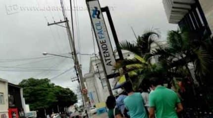 Uma longa fila se formou no Atende Fácil na manhã desta terça (10)