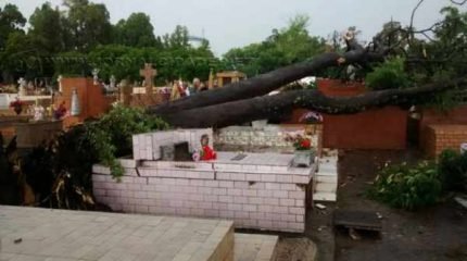 O leitor Rafael Nunes esteve no local e flagrou a situação. A foto foi enviada para o WhatsApp da redação do JC (9-9142-4100).