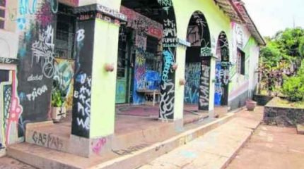 Defesa Civil esteve no local para acompanhar retirada de material e resíduos no imóvel