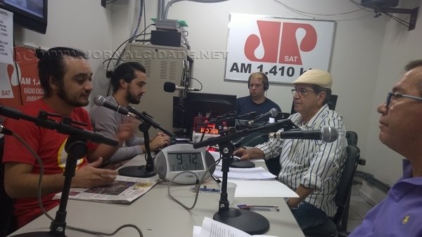 Lourenço Favari, Lucas Calore, Marcos Cardoso Junior, Kal Machado e Agnelo Matos durante o programa “Na Roça”