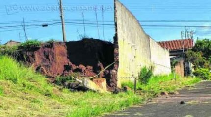 Defesa Civil retorna na região do Wenzel e interdita quarteirão. Motivo é o risco da queda de um muro na Rua 22 no bairro