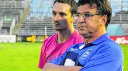 O novo treinador ao lado do diretor de futebol, Alex Afonso, conversando sobre o elenco