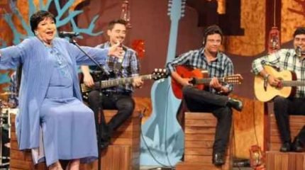 Inezita Barroso em seu programa Viola, Minha Viola. (Foto: José Patrício/Estadão Conteúdo)