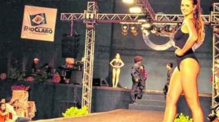 A modelo e veterinária Beatriz Loesch Patrony durante desfile no Miss Rio Claro 2014, quando foi vice e eleita Miss Simpatia