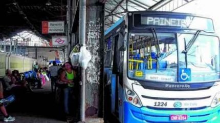 Ônibus que faz a linha Jardim das Paineiras estacionado no terminal urbano na antiga estação ferroviária na Rua 1