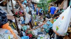 Equipes de várias secretarias trabalham na varredura de uma casa localizada no Parque Universitário