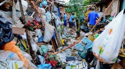 Equipes de várias secretarias trabalham na varredura de uma casa localizada no Parque Universitário
