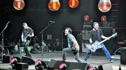 Além de sucessos como “Jeremy” e “Do the evolution”, a banda deve tocar canções do mais recente disco, intitulado “Lightning Bolt” e lançado em 2013 (Foto: divulgação)