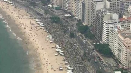 Protesto reúne multidão na praia de Copacabana - ReproduçãoTV GLOBO