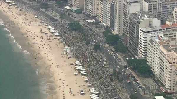 Protesto reúne multidão na praia de Copacabana - ReproduçãoTV GLOBO