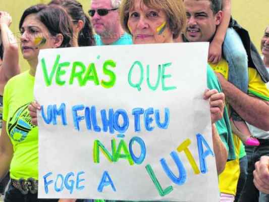 Gritos de ordem contra o PT e a saída da presidente Dilma Rousseff ganharam as ruas do centro de Rio Claro em protesto pacífico realizado na manhã de domingo (15)