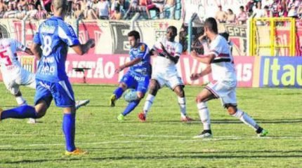No segundo tempo, o Galo Azul se soltou e finalizou mais, porém, sem levar perigo