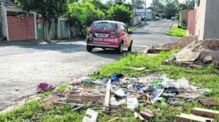 ACÚMULO DE LIXO: moradores denunciam acúmulo de lixo em terreno particular situado na Rua 15, no bairro Santa Maria