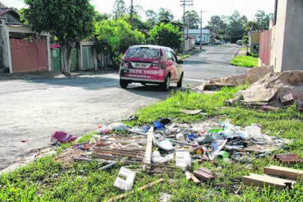 ACÚMULO DE LIXO: moradores denunciam acúmulo de lixo em terreno particular situado na Rua 15, no bairro Santa Maria