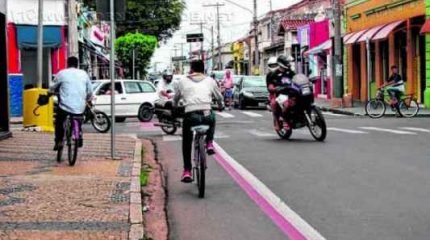 SALVE-SE QUEM PUDER: a foto não deixa dúvidas. Ciclistas na contramão e disputa por espaço no trânsito trazem riscos