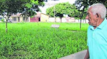 Moradores denunciam acúmulo de resíduos na praça e pedem mais atenção do poder público no espaço