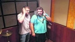 Mario Henrique e Daniel durante gravação; dupla usou o bom humor para falar sobre o mosquito da dengue em canção