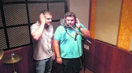 Mario Henrique e Daniel durante gravação; dupla usou o bom humor para falar sobre o mosquito da dengue em canção