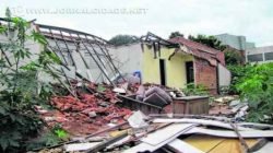 Foto tirada pelo tapume, revela destroços do imóvel que desabou no final do ano passado