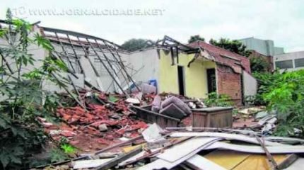 Foto tirada pelo tapume, revela destroços do imóvel que desabou no final do ano passado