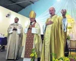 O bispo Dom Josivaldo participa da missa celebrada (fotos Facebook/André Godoy)