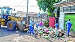 Lixo acumulado por proprietário de casa no Bairro do Estádio. Prefeitura limpou o local