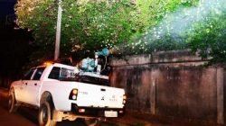 FUMACÊ: caminhonete da Sucen fazendo a liberação da fumaça durante esta semana em uma das vias do bairro Santana