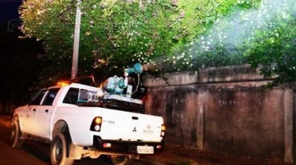 FUMACÊ: caminhonete da Sucen fazendo a liberação da fumaça durante esta semana em uma das vias do bairro Santana