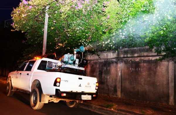 FUMACÊ: caminhonete da Sucen fazendo a liberação da fumaça durante esta semana em uma das vias do bairro Santana