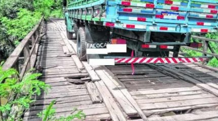 Ponte de madeira tem vários buracos o que dificulta a travessia de motoristas e pedestres (foto: Juninho da Padaria)