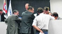 Os vereadores Pereira (PTB) e Juninho da Padaria (DEM) não apareceram na sessão extraordinária dessa quarta-feira (1)