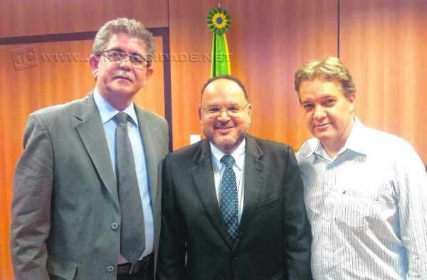 Na foto de arquivo, Du Altimari, o então ministro da Educação, Henrique Paim, e o prefeito de S.J. dos Campos, Carlinhos