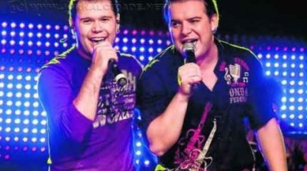 A dupla tem feito sucesso dentro do gênero sertanejo universitário e seus hits são “Vem me Amar” e “Domingo de Manhã”