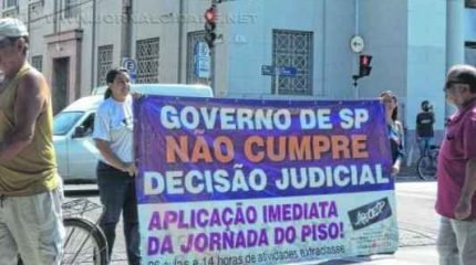 Professores em greve fizeram panfletagem e exibiram faixas em manifestação no Centro