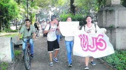 Alunos da Escola Estadual Marciano de Toledo Piza realizaram manifestação de apoio à greve dos professores da rede estadual de ensino nessa sexta-feira (foto cedida pelos alunos)