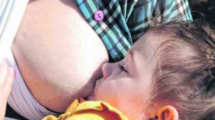 Bebês que mamam no peito são menos propensos a infecções (foto Agência Brasil)