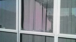 DEPREDAÇÃO: vidro da sala que abriga o CRAS no complexo de esportes do Mãe Preta foi quebrado pelos vândalos