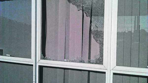 DEPREDAÇÃO: vidro da sala que abriga o CRAS no complexo de esportes do Mãe Preta foi quebrado pelos vândalos