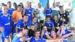 Após empate na final, AE Pisos Nice comemora o título conquistado na tarde do último domingo (19), na Lagoa Seca (Foto: Liga Municipal de Futebol)