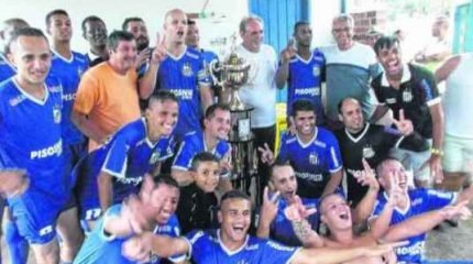 Após empate na final, AE Pisos Nice comemora o título conquistado na tarde do último domingo (19), na Lagoa Seca (Foto: Liga Municipal de Futebol)
