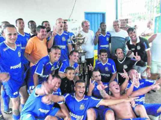 Após empate na final, AE Pisos Nice comemora o título conquistado na tarde do último domingo (19), na Lagoa Seca (Foto: Liga Municipal de Futebol)