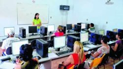 Alunos fazem aula de informática que tem vagas abertas
