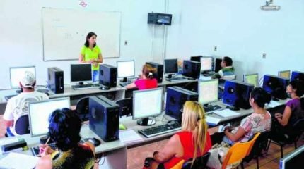 Alunos fazem aula de informática que tem vagas abertas