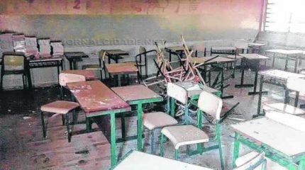 Cadeiras foram danificadas por vândalos no feriado de Tiradentes, na terça-feira (22)