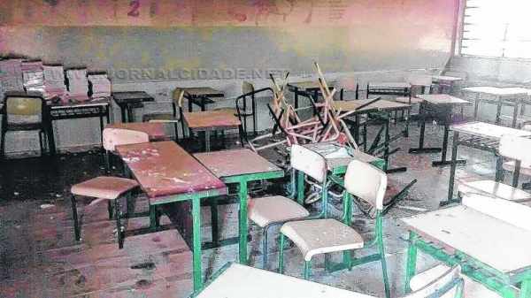 Cadeiras foram danificadas por vândalos no feriado de Tiradentes, na terça-feira (22)