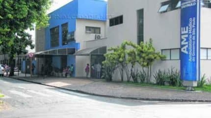 Pacientes aguardam atendimento em frente ao AME, na Rua 9, com a Avenida da Saudade